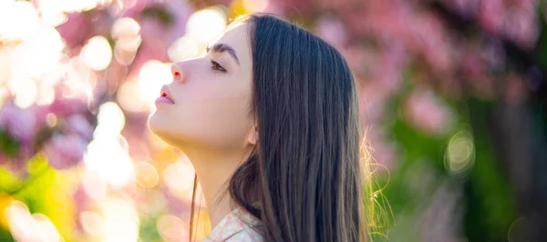 Hermosa joven posando al aire libre. Chica con estilo en traje casual de verano. Retrato femenino al aire libre. Diseño del resorte de la bandera, publicidad para el encabezado del sitio web. —  Fotos de Stock