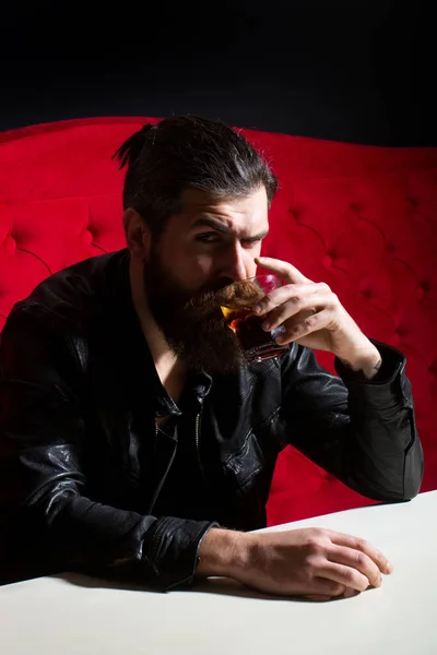 Un barbu buvant du whisky, du whisky ou du cognac. Homme énervé buveur alcoolique avec verre buvant du whisky seul, triste déprimé accro. — Photo