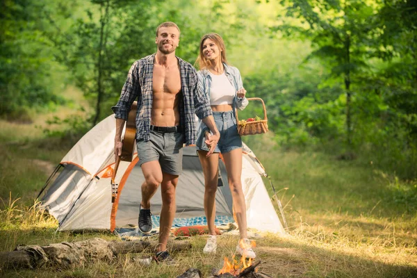 Romantisches Paar beim Wandern und Zelten in der Frühlingslandschaft. Abenteuer für junge Naturliebhaber. — Stockfoto