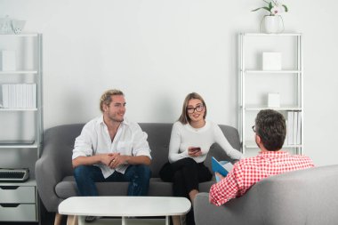 Sosyal Hizmetler psikoloğu genç bir çiftle konuşuyor. Depresyon terapisi, aile terapisi..
