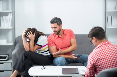 Genç çiftli psikolog, psikoterapist ya da evlilik danışmanı çiftin akıl sağlığını dinle. Psikolojik çift, aile terapisi. Çift psikoloğa evlilik sorunlarını anlatıyor..