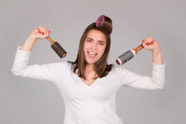 Komik kadın sağlıklı saçlarını tarıyor. Sağlıklı, uzun, düz kadın saçı, yakın çekim..