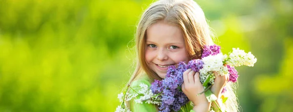 Banner with spring kids portrait. Teenager girl with bouquet of lilac. Funny teenager girl having fun outdoors. Spring blossom. — Stock Photo, Image