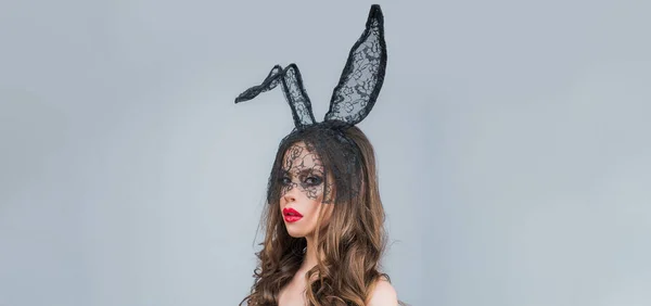 Tavşanlı Paskalya bayrağı. Paskalya kadını. Siyah maske takan seksi kız. Tavşan yumurtası avı. Tavşan kadın kulakları. — Stok fotoğraf