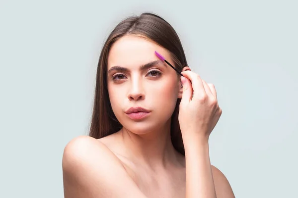 Mulher nos procedimentos de beleza da sobrancelha. Cuidado com as sobrancelhas, laminação de sobrancelhas. — Fotografia de Stock