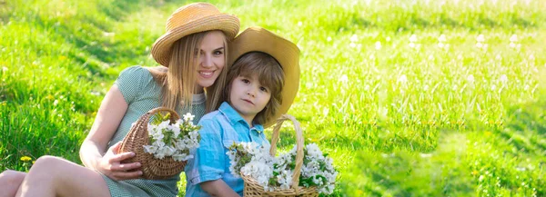 Spring banner. Happy mother day with son at picnic. Family mom with kid sitting on the grass in park. — Stock Photo, Image