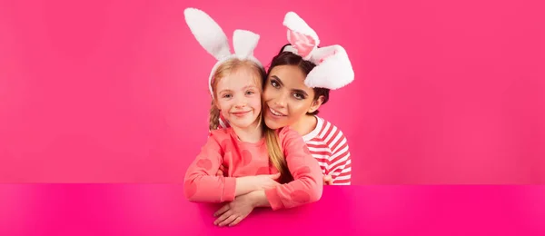 Glückliche Mädchen mit Hasenohren. Kleine Schwester feiert Ostern. Osterbanner mit Kopierraum. — Stockfoto