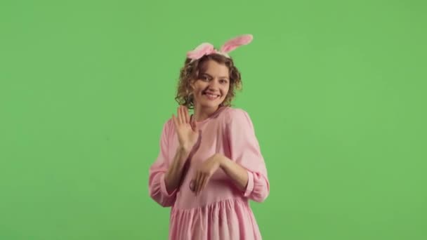 Vrolijke paasjesvrouw met konijnenoren. knipperende sexy pin up stijl bunny meisje. — Stockvideo
