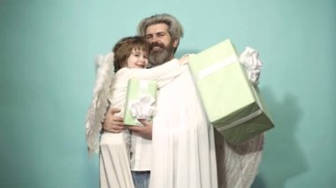 Sevgililer Günü 'nde baba ve oğluyla sevgililer günü hediyesi. Aile kavramını seviyorum. Melek kanatlı Valentin adam. Sevgililer Günü. Ebeveynlik, çocuklu ebeveyn, çocukluk..