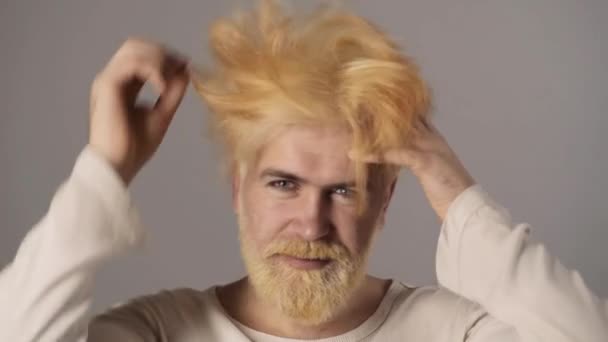 Homme blond drôle comique. Des émotions humaines, hipster avec un drôle de visage. Guy mouvement cheveux. — Video