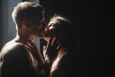 Tutkulu bir öpücük. Birlikteyken kucaklaşan seksi bir çiftin şehvetli portresini yakından çek. Siyaha aşık genç bir çift. Bu sevimli çift birlikte vakit geçiriyor..