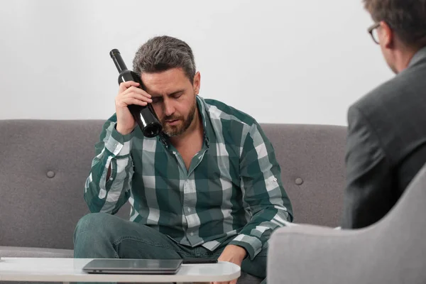 Hombre triste con psicología terapeuta problemas sociales concepto de adicción al alcohol. Asesoramiento social a los padres. —  Fotos de Stock