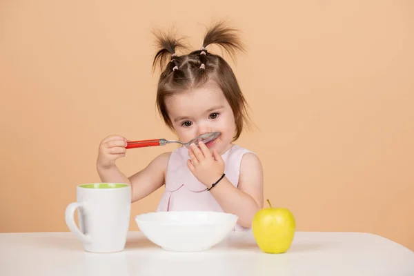 Leuke grappige baby 's eten, baby voedsel, Kid meisje eten gezond voedsel. — Stockfoto