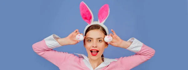 Banner de Pascua con mujer conejita. Lápiz labial beso huella en huevo de Pascua. Retrato de una mujer feliz en orejas de conejo. —  Fotos de Stock