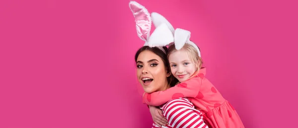 Happy easter family. Happy sister childhood concept. Girls bunny ears Funny little mother kids celebrate. Easter banner with copy space. — Foto Stock
