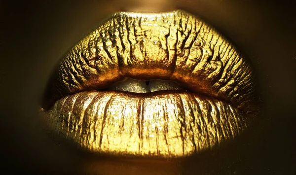 Ikona ust. Złote usta. Złota farba z ust. Złote usta na ustach kobiety z makijażem. Zmysłowy i kreatywny design dla złotego metalu. — Zdjęcie stockowe