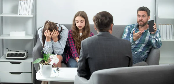 Psychological parents problem. Social worker psychologist talking to father with smartphone, sad mother and daughter teenage girl. Psychological parents problem, family therapy. Social media problem. — Stock Photo, Image