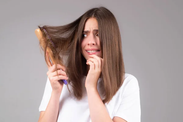 Mujer preocupada por la pérdida de cabello. Caída de cabello problema. —  Fotos de Stock