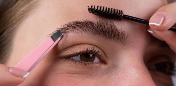 Womans eyebrows. Macro close up of brows. Beautiful girl with eyebrow brush. Girl with natural make up. Eyebrow correction. Natural beauty brows. Young girl with natural makeup. — Stock Photo, Image