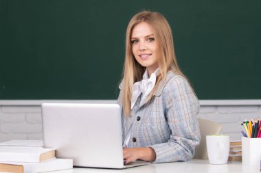 Üniversitede sarışın bir bayan öğrenci, okul eğitimi, üniversite sınıfında okuyan genç bir kadın..