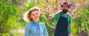 Aşık bahar çifti, Banner. Dünya konsepti. Organik çiftçi ol. Baharda bahçe işleri. Mutlu çiftler hasat yapıyor ve çok eğleniyorlar. Çiftlikte vakit geçirmeyi seviyorum..