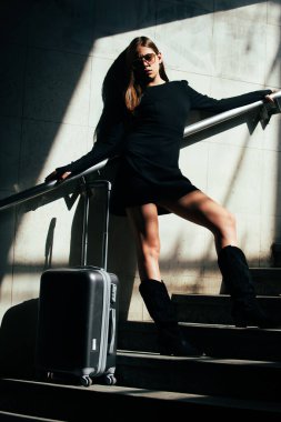Avrupa 'nın yaz şehrinde güzel bir kadın model. Sokakta poz veren modaya uygun bir kadın. Bavulla yolculuk..