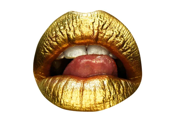 Gouden lippen, gouden lipgloss op sexy lippen, metalen mond. Schoonheidsvrouw make-up close-up. Vrouwelijke gouden glitter lippenstift. geïsoleerd op wit. — Stockfoto