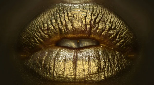 Golden lipstick closeup. Lips with metal makeup. Sexy lips, Metallic lipstick close up. Art design make up. — Zdjęcie stockowe