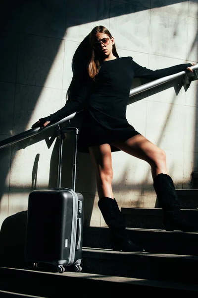 Modelo feminino bonita na cidade de verão na Europa. Mulher na moda posando no fundo da rua. Viajar com mala. — Fotografia de Stock