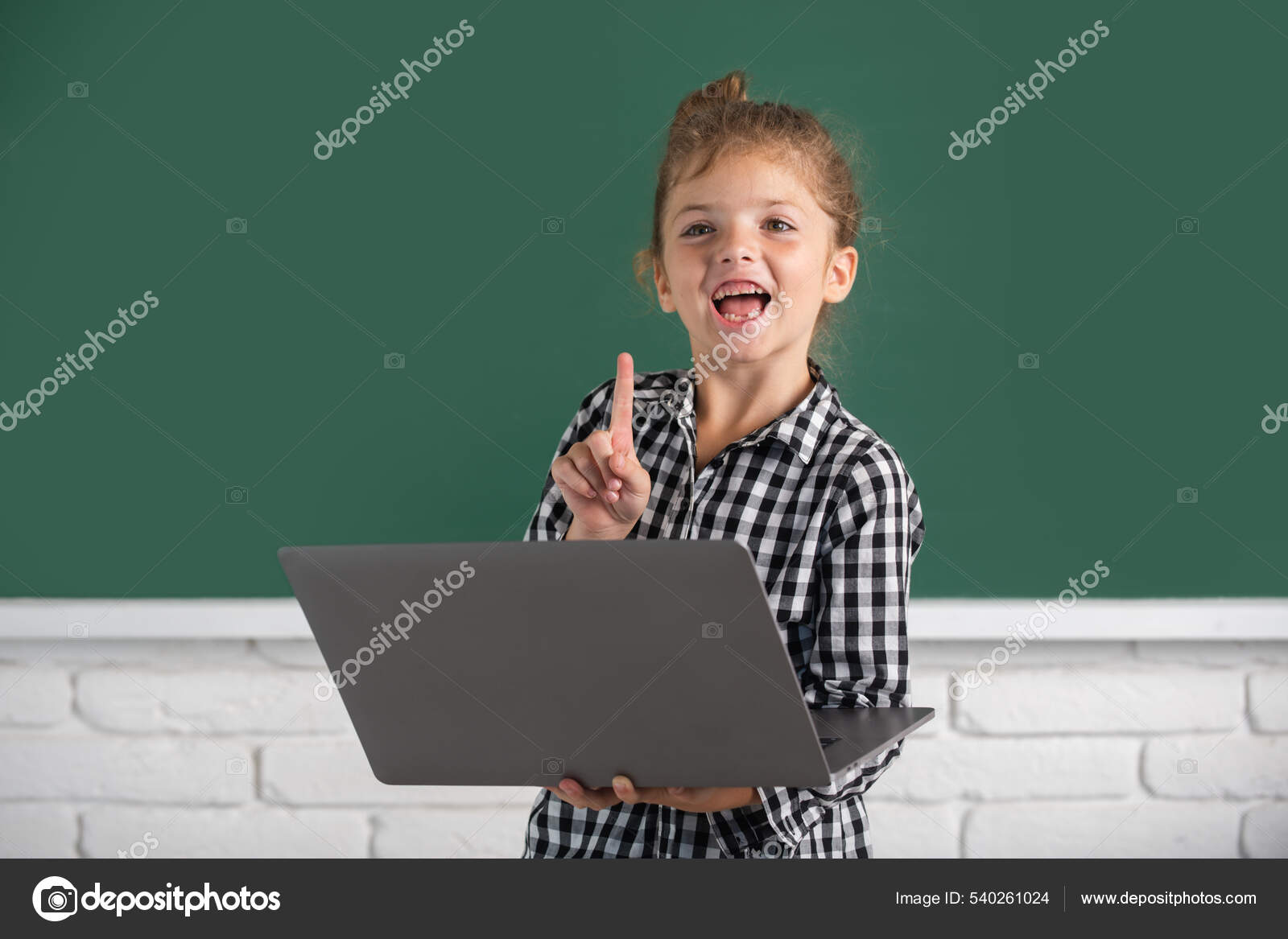 Perfervid klarhed knus Skole barn pige ved hjælp af digital pc laptop i klassen. Portræt af morsom  elev af folkeskolens studieprogram. — Stock-foto © Tverdohlib.com #540261024