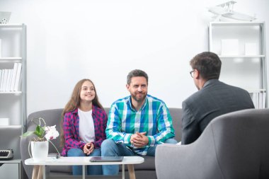 Psikolog, baba-kız ergen kız psikolojisi için aile terapisi veriyor. Ebeveynlik çatışmaları, çocuk krizleri.