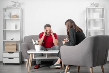 Psikologa taciz bağımlılığı sorunlarını anlatan bir adam. Bunalımlı orta yaşlı adam sorunu terapisi.