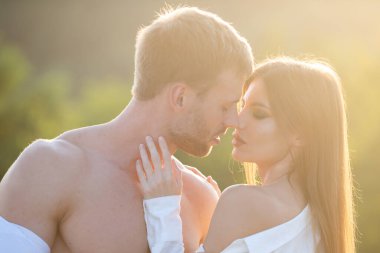 Şehvetli bir öpücük. Adam hassas bir kadını öptü. Birbirine aşık güzel bir çiftin portresi. Genç şehvetli kız arkadaşı, erkek arkadaşından tutkulu bir öpücük aldığı için mutlu. Yakışıklı genç adam kadınını kucaklıyor ve öpüyor..