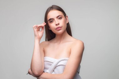 Mükemmel kaşları olan güzel bir kadın gözü. Kaş fırçası olan güzel bir kız. Kaş düzeltmesi. Doğal güzellik kaşları.