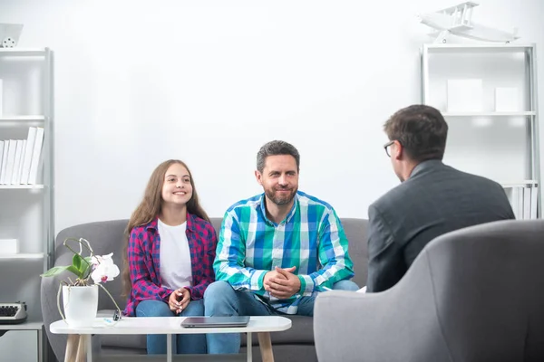 Psycholoog geeft gezinstherapie voor vader en dochter tienermeisje, psychologie. Ouderschapsconflicten, kindercrisis. — Stockfoto
