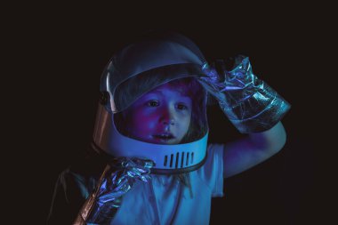 Çocuk astronotla astronotçuluk oynuyor. Heyecanlı çocukların yüzünü kapatın..