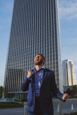 İşten sonra takım elbiseli kızgın bir işadamı. Çığlık atan yüz.