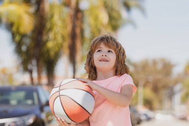 Çocuk basketbol oynamaya konsantre oldu. Çocuklar için spor.