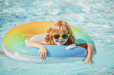 Çocuklar hafta sonu. Aquapark 'taki çocuk. Yüzme havuzu. Yaz tatili.