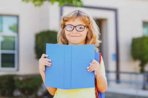 아동 교육 과읽기의 개념. 밖에 있는 학교 근처의 귀여운 아이들. 학교에서의 첫날. — 스톡 사진