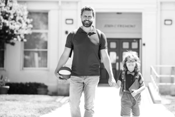 Padres y alumnos de primaria. De vuelta a la escuela y tiempo feliz. Educación infantil. — Foto de Stock