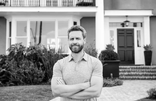 Portrait of a happy man standing outside house. — Stock Photo, Image
