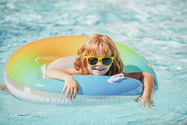 Fin de semana. Un chico en Aquapark. Piscina. Vacaciones de verano. —  Fotos de Stock