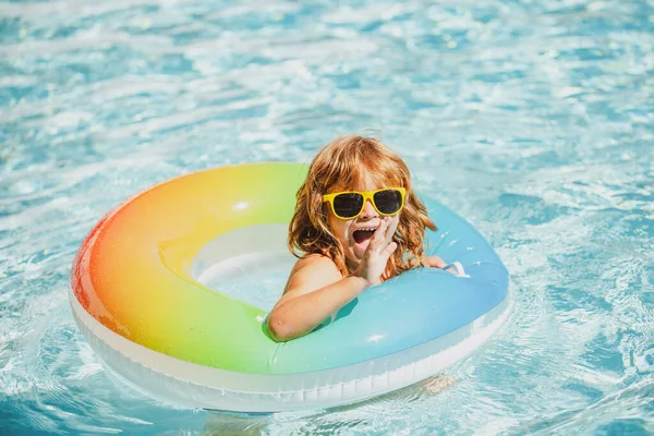 Summer vacation. Summertime kids weekend. Boy in swiming pool. Child at aquapark. Funny boy on inflatable rubber circle. — Stock Photo, Image