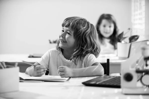 子供は宿題をする。生徒は学校に行く準備ができている。職場における学校における児童の肖像. — ストック写真