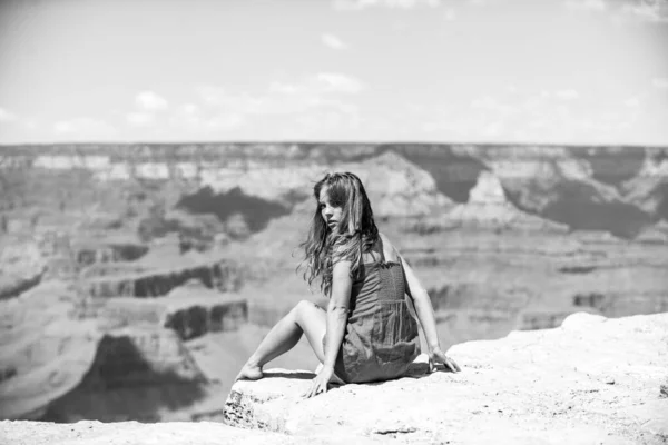Seyahat hayat tarzı. Kanyondaki kadın. Büyük macera. — Stok fotoğraf