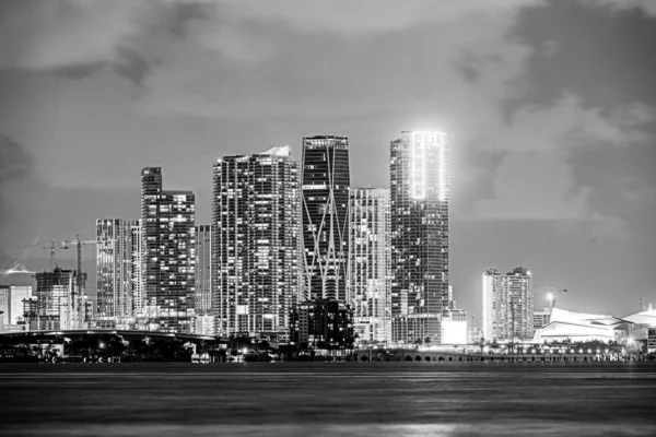 Miami város estéje. Miami üzleti negyed, a város fényei és tükröződései. — Stock Fotó