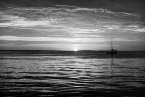 Bateaux de mer au coucher du soleil. Yacht marin naviguant sur l'eau. Yachting. — Photo
