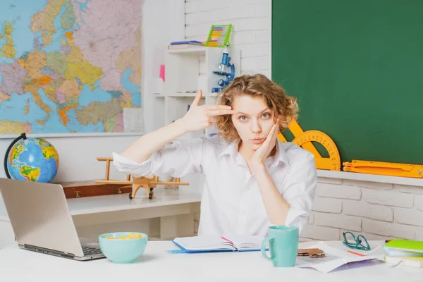 Terug naar school. Vermoeide lerares in de klas. Onderwijs- en leerconcept. — Stockfoto