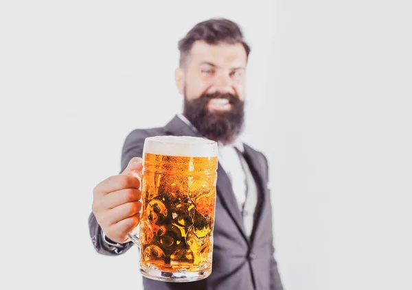 Чоловік тримає склянку пива, вибірковий фокус. Концепція святкування фестивалю. Пивна концепція. Бородатий чоловік п'є пиво . — стокове фото